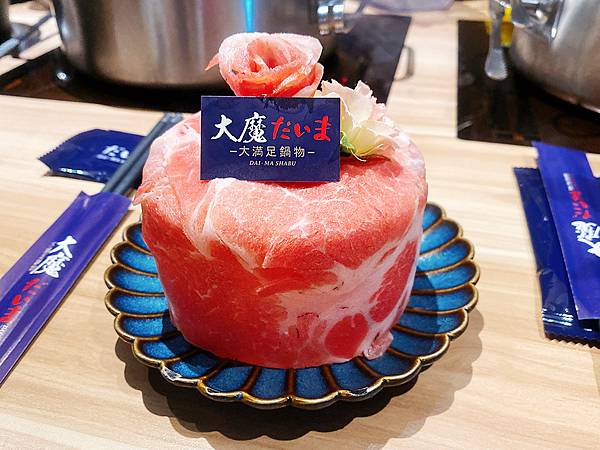 新莊火鍋推薦│大魔大滿足鍋物 超過8種特殊湯頭+一次滿足3種頂級和牛及海鮮套餐，商業午餐不用300吃到好滿足，肉品份量十足，湯頭用心調配，CP值非常高的極品火鍋店│新莊美食推薦-84.jpg
