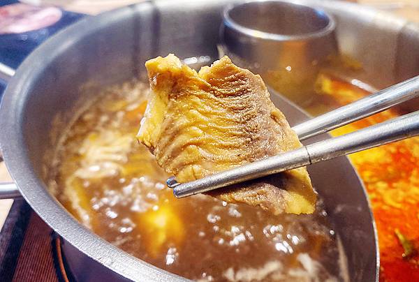 新莊火鍋推薦│大魔大滿足鍋物 超過8種特殊湯頭+一次滿足3種頂級和牛及海鮮套餐，商業午餐不用300吃到好滿足，肉品份量十足，湯頭用心調配，CP值非常高的極品火鍋店│新莊美食推薦-88.jpg