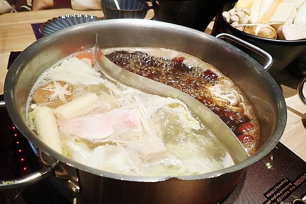 新莊火鍋推薦│大魔大滿足鍋物 超過8種特殊湯頭+一次滿足3種頂級和牛及海鮮套餐，商業午餐不用300吃到好滿足，肉品份量十足，湯頭用心調配，CP值非常高的極品火鍋店│新莊美食推薦-92.jpg