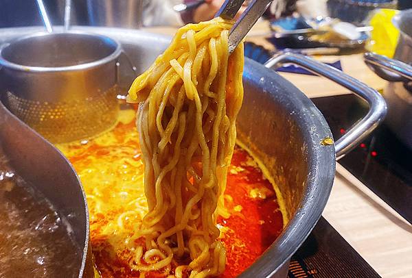 新莊火鍋推薦│大魔大滿足鍋物 超過8種特殊湯頭+一次滿足3種頂級和牛及海鮮套餐，商業午餐不用300吃到好滿足，肉品份量十足，湯頭用心調配，CP值非常高的極品火鍋店│新莊美食推薦-96.jpg