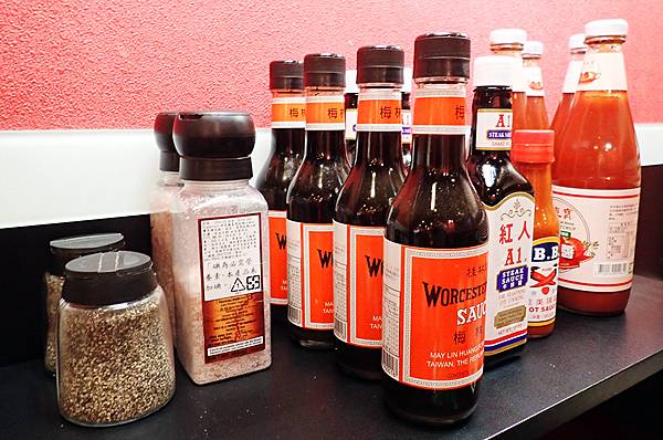 新莊孫東寶牛排教父│辣個滋味新上市-麻辣牛排辣的超過癮，板腱牛排老饕必吃，內用肉燥飯、咖哩飯、湯品飲料吃到飽│孫東寶新莊復興店-新莊體育場周邊美食-17.jpg