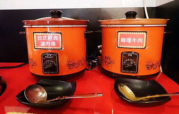 新莊孫東寶牛排教父│辣個滋味新上市-麻辣牛排辣的超過癮，板腱牛排老饕必吃，內用肉燥飯、咖哩飯、湯品飲料吃到飽│孫東寶新莊復興店-新莊體育場周邊美食-22.jpg