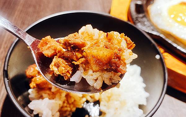 新莊孫東寶牛排教父│辣個滋味新上市-麻辣牛排辣的超過癮，板腱牛排老饕必吃，內用肉燥飯、咖哩飯、湯品飲料吃到飽│孫東寶新莊復興店-新莊體育場周邊美食-25.jpg