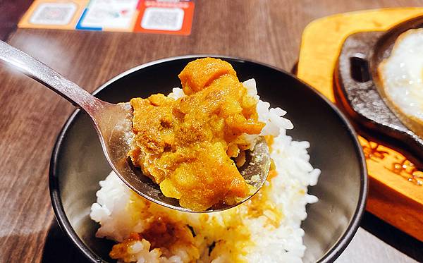 新莊孫東寶牛排教父│辣個滋味新上市-麻辣牛排辣的超過癮，板腱牛排老饕必吃，內用肉燥飯、咖哩飯、湯品飲料吃到飽│孫東寶新莊復興店-新莊體育場周邊美食-27.jpg