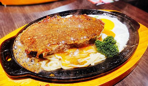 新莊孫東寶牛排教父│辣個滋味新上市-麻辣牛排辣的超過癮，板腱牛排老饕必吃，內用肉燥飯、咖哩飯、湯品飲料吃到飽│孫東寶新莊復興店-新莊體育場周邊美食-55.jpg
