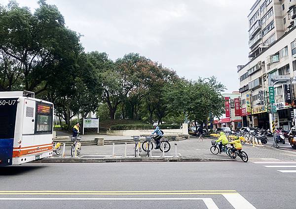 新莊孫東寶牛排教父│辣個滋味新上市-麻辣牛排辣的超過癮，板腱牛排老饕必吃，內用肉燥飯、咖哩飯、湯品飲料吃到飽│孫東寶新莊復興店-新莊體育場周邊美食-68.jpg
