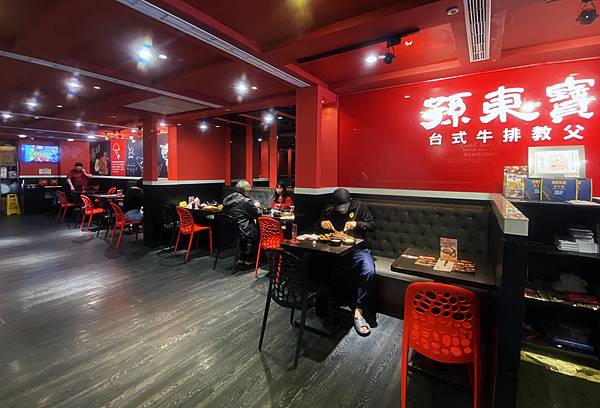 新莊孫東寶牛排教父│辣個滋味新上市-麻辣牛排辣的超過癮，板腱牛排老饕必吃，內用肉燥飯、咖哩飯、湯品飲料吃到飽│孫東寶新莊復興店-新莊體育場周邊美食-05.jpg