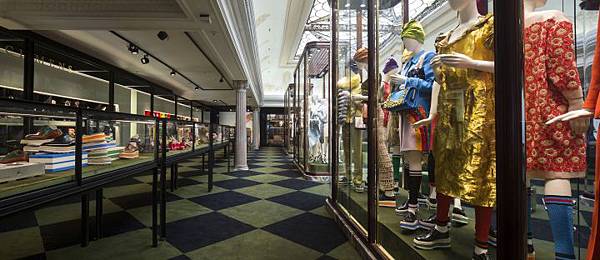 Pradasphere-exhibition-and-windows-at-Harrods-London-UK-04 (1)