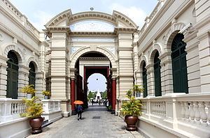 300px-Bangkok_Grand_Palace_entrance.jpg