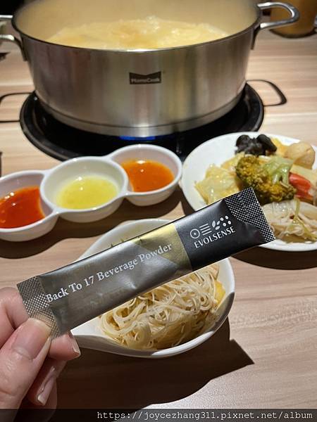 女人知己試用大隊,口碑行銷,部落客行銷,Evolsense璦研司  喚原輕飲Back to 17 Youth drink,Evolsense璦研司 喚原輕飲,添加非洲芒果籽（輕盈）,綠咖啡豆+柑橘瓜拿納（燃燒）,仙人掌萃取（分解）,金針菇萃取（淨空）,白腎豆（攔截）,吃貨速攻配方,便利,順暢,快速,多國官方認證及獎項，專利製成好安心,直接撕開食用或加入100ml冷水沖泡飲用