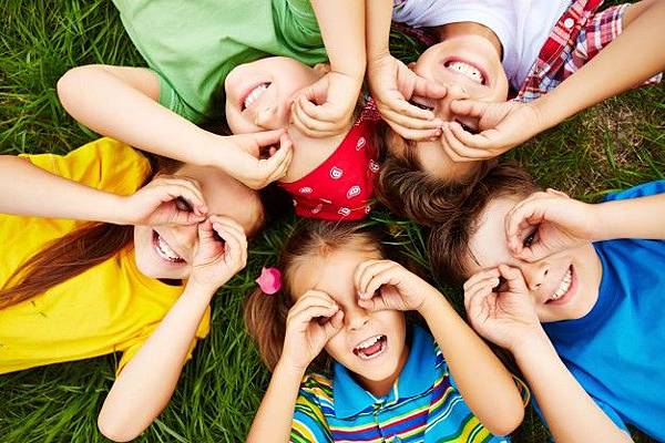 children-playing-on-grass_1098-504