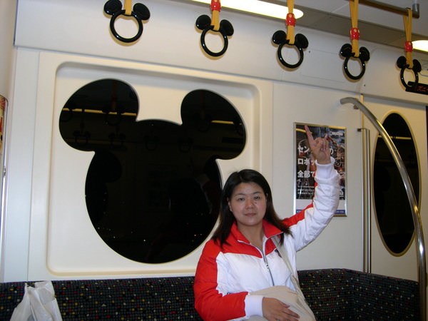 Disney專屬車廂，連手把都有Mickey的臉咧