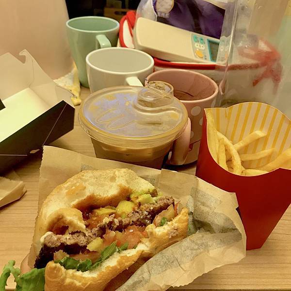 麥當勞酪梨安格斯黑牛堡