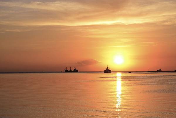 sunset-and-ship_M1JL9yD_