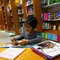 在myer 書店看書,寧可逛書店也不要跟大人逛街～～：（