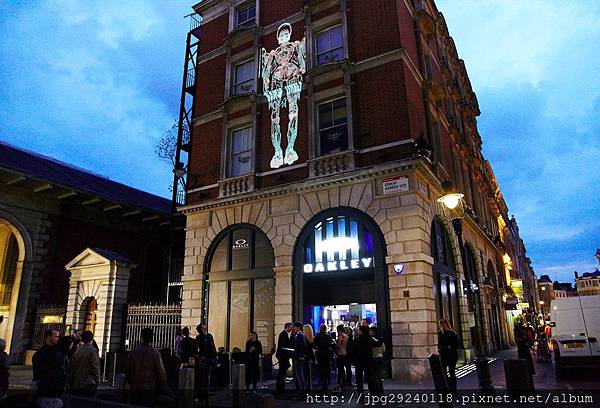 oakley-stores.jpg oakley-stores.jpg