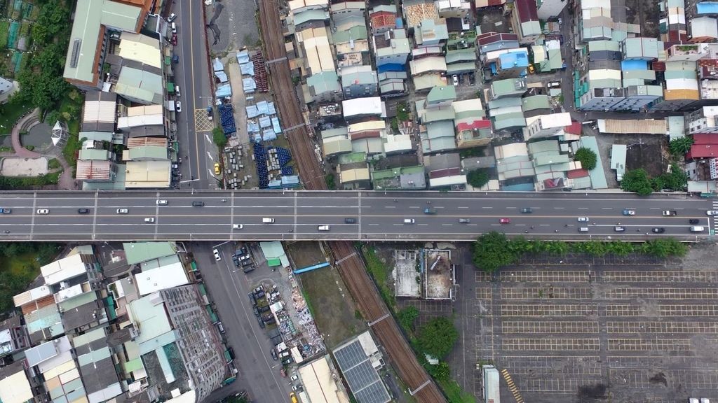 鐵路地下化後，繼拆除青海、自立、大順及自強陸橋，雄工夫團隊的腳步👣👣👣10月26日（六）凌晨來到鳳山的維新陸橋，自光復路至鳳仁路間全路段封閉⛔️⛔️⛔️，啟動拆除⚒⚒⚒！