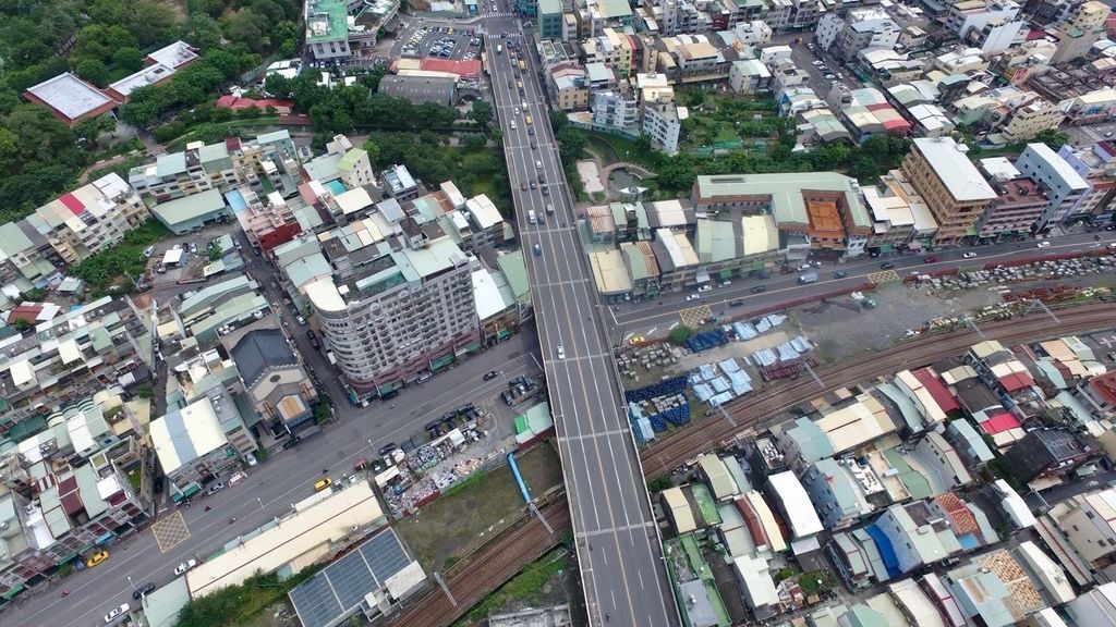 鐵路地下化後，繼拆除青海、自立、大順及自強陸橋，雄工夫團隊的腳步👣👣👣10月26日（六）凌晨來到鳳山的維新陸橋，自光復路至鳳仁路間全路段封閉⛔️⛔️⛔️，啟動拆除⚒⚒⚒！