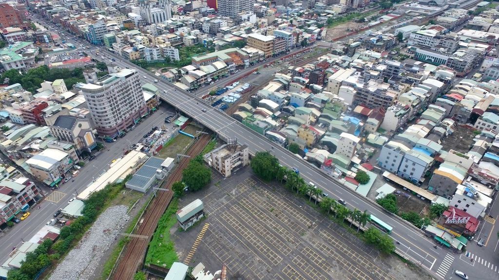 鐵路地下化後，繼拆除青海、自立、大順及自強陸橋，雄工夫團隊的腳步👣👣👣10月26日（六）凌晨來到鳳山的維新陸橋，自光復路至鳳仁路間全路段封閉⛔️⛔️⛔️，啟動拆除⚒⚒⚒！