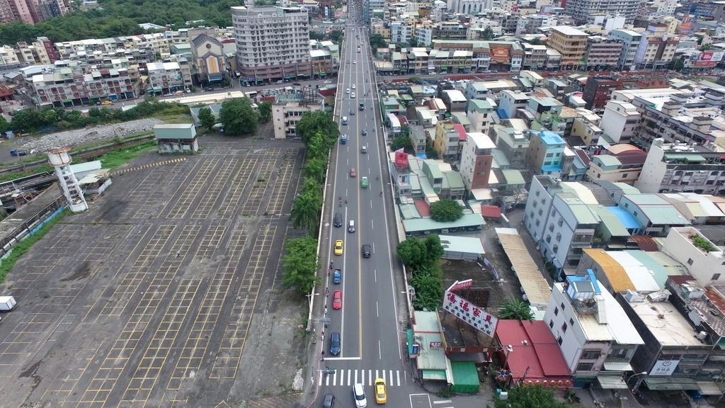 鐵路地下化後，繼拆除青海、自立、大順及自強陸橋，雄工夫團隊的腳步👣👣👣10月26日（六）凌晨來到鳳山的維新陸橋，自光復路至鳳仁路間全路段封閉⛔️⛔️⛔️，啟動拆除⚒⚒⚒！