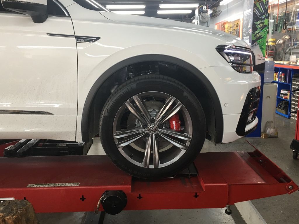 VW TIGUAN TDI升級AP煞車卡鉗套件組，前AP卡鉗搭配後加大碟盤，來令片使用百年品牌FERODO。