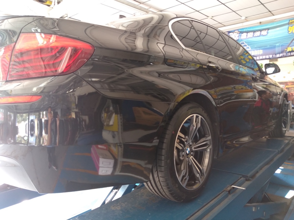 BMW 520鋁圈內唇氧化漏氣選購245/45ZR18的歐洲麥斯TRACMAX 性能跑胎TX3