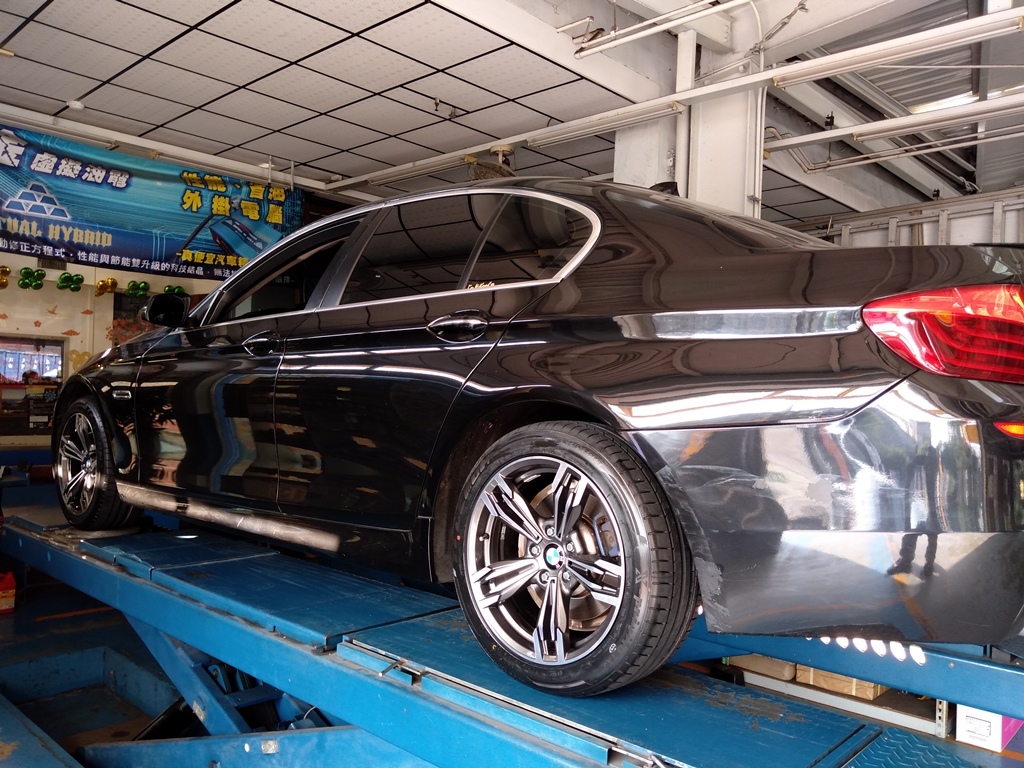 BMW 520鋁圈內唇氧化漏氣選購245/45ZR18的歐洲麥斯TRACMAX 性能跑胎TX3