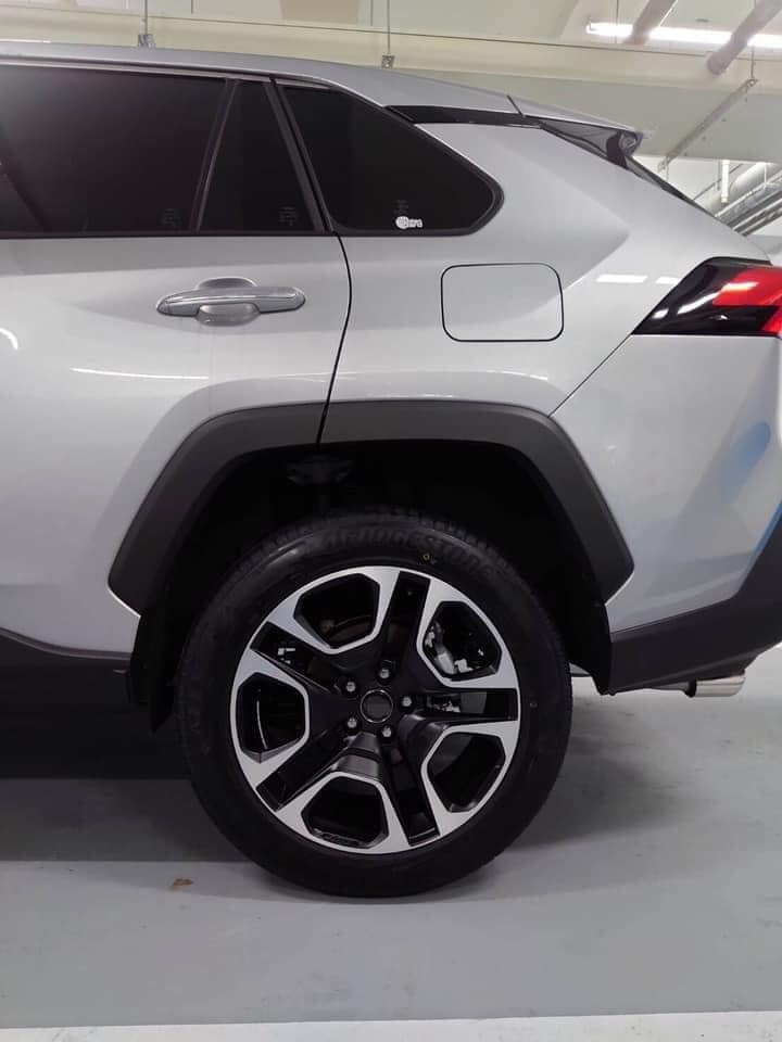 RAV4車主採用  SIwheels 型號TU13D  19inch 旋壓製成 11.5公斤鋁圈