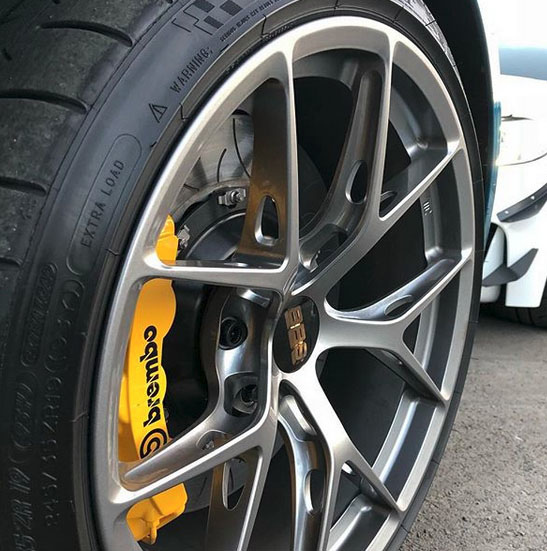 Brembo GT 6活塞系統, 配有-3型3-2-Piece Discs, 包裝著槍支金屬BBS FI-R.jpg