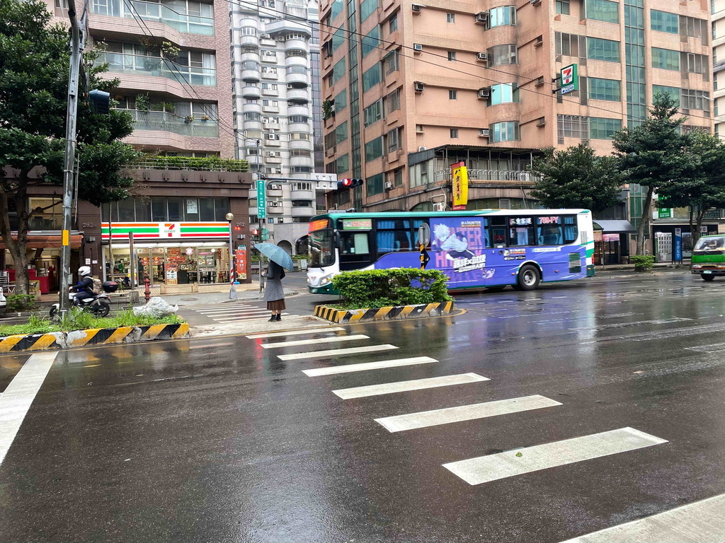 未依規定裝設行車視野輔助系統者.jpg