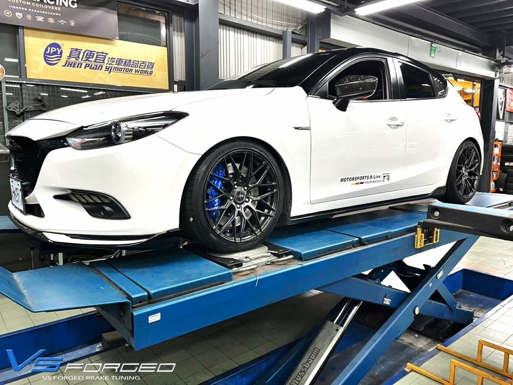 MAZDA3升級VS forged六活塞卡鉗組  搭配355MM浮動碟盤 再升級固特異F1A5 225/40/18