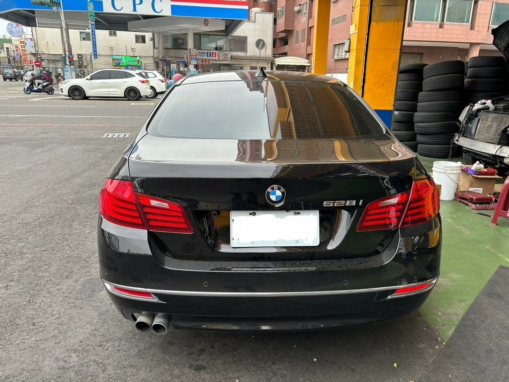 1121223 BMW 528I 來店安裝 ALPINE 音響喇叭01.jpg