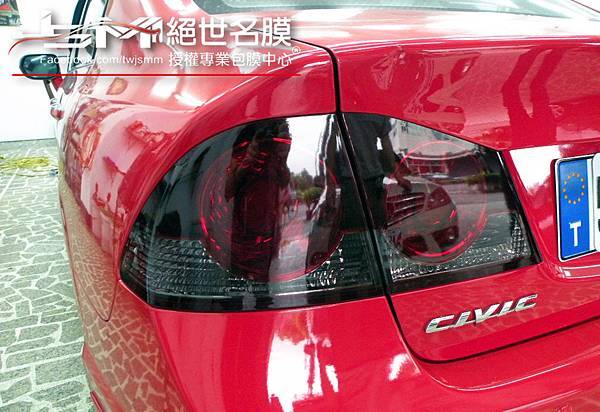 1040809-Honda CIVIC 八代 紅 引擎蓋卡夢+前後淺黑燈膜 (4).JPG