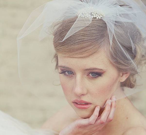 romantic-bridal-veil-birdcage-blusher-tulle__full