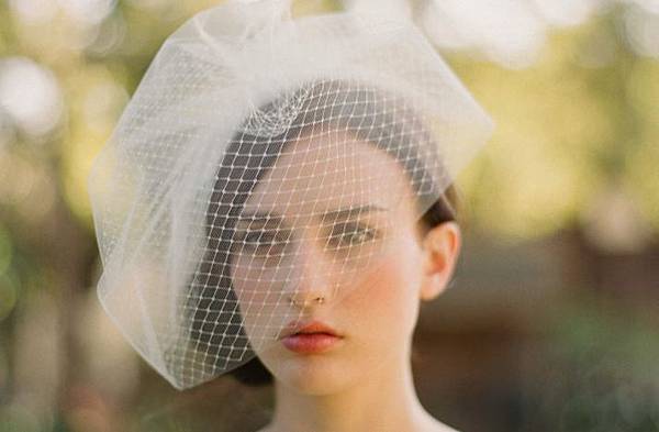 romantic-bridal-veil-birdcage-layered-tulle-net__full-carousel