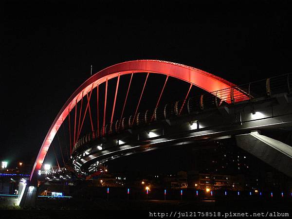 藏在松山饒河街夜市旁的彩虹橋