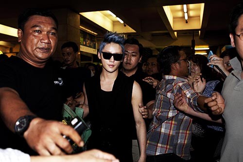 19963-kim-junsu-xia-arrives-in-indonesia-jakarta-airport-packed-with-fans
