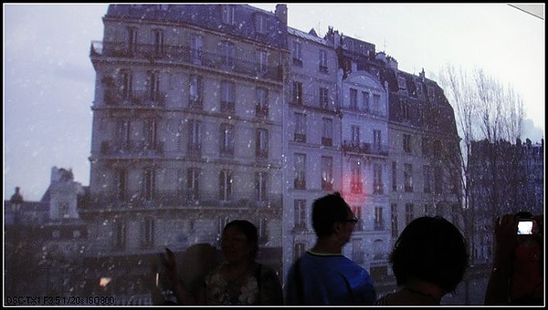 法國館-銀幕為法國當地取景當背景