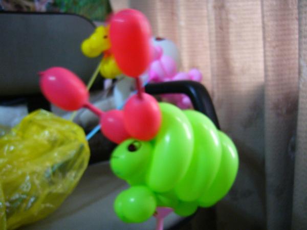 01版版的毛毛蟲氣球~.JPG