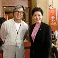 2-7''旺報''二周年慶論壇-名製作人王偉忠與Judy合影