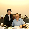 3-6Judy拜訪聯合報糸榮譽董事長王必成於辦公室合影2010-5-28