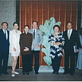 3-7聯合報糸董事長王必成(右二)暨夫人(左三),新聞局長邵玉銘(左一)於飯店大廳合影