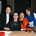 3-11(左二)聯合文學發行人張寶琴,名畫家王安安及女兒嚴慶昭於馬可波羅餐廳