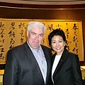 3-17 2001年和2011國際新聞協會IPI年度盛會,均在遠東飯店舉辦,美國CNN知名主播 Jim Clancy與Judy於飯店大廳合影