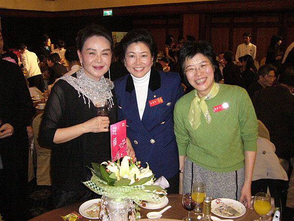 5-3(左一)琉璃工坊董事長楊惠姍,(右一),Judy&遠企中心經理Shirly羅出席琉璃工坊尾牙晚宴2007-1-19