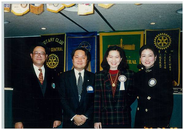 5-6(左二)中央扶輪社色長張裕屏(台蓄董事長),(左一)台新董事長吳東亮,(右二)華岡社友劉寶黛,Judy受邀至扶輪社演講合影留念
