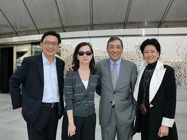 5-5上海世博台灣館由達欣工程建造,(左二)董事長王人正暨夫人,總經理王才彬&Judy於台灣館盛大開幕合影2010-5-11