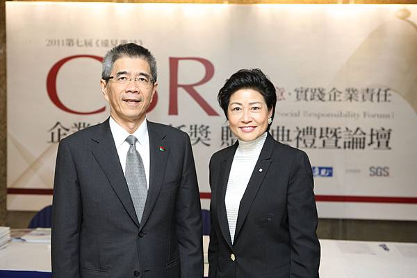 5-16遠見雜誌第七屆企業社會責任獎CSR得獎人信義房屋董事長周俊吉於香格里拉宴會廳與Judy合影2011-5-10