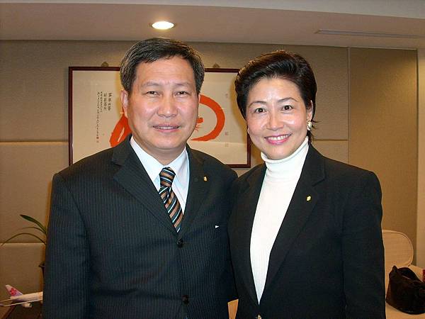 5-19Judy親臨拜訪中華航空公司董事長趙國帥於辦公室合影2007-11-3