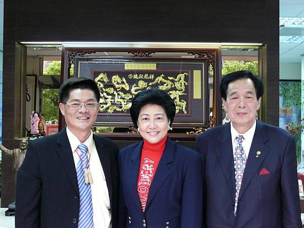 5-22(自右)龍星公司董事長葉照雄&Judy於晶彩公司董事長周龍修辦公室合影